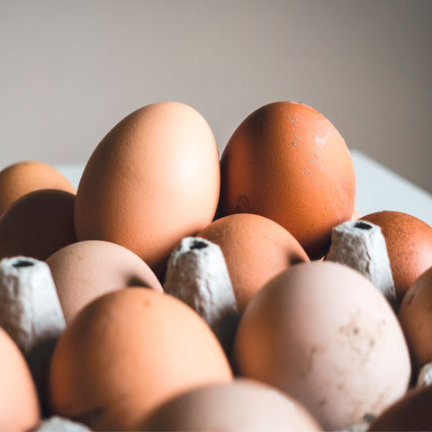A nutricionista Abykeyla Tosatti aponta que os ovos são uma boa fonte de tiamina e a niacina (vitaminas do complexo B), que colaboram com o bom humor. Uma unidade no dia é recomendado.